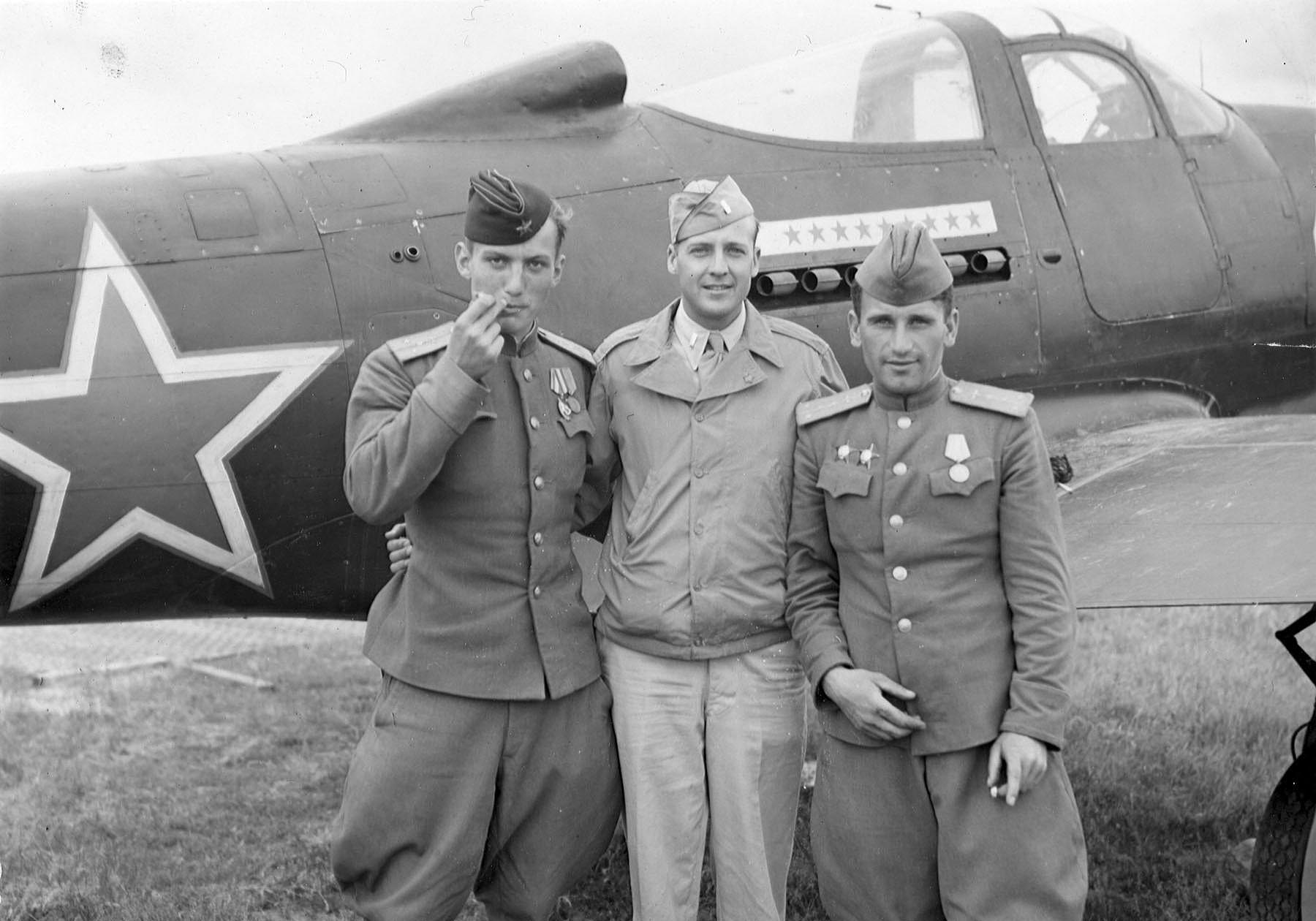 Советские и американские пилоты около Р-39.